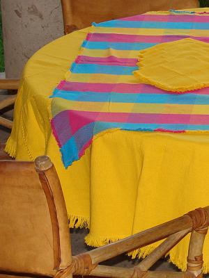 Novedades / Mantel de algodón Combinacion Redondo y Cuadrado No 2 / Esta combinación de un mantel redondo de color sólido con un mantel cuadrado muy colorido le dará elegancia y un toque de alegría a su mesa.